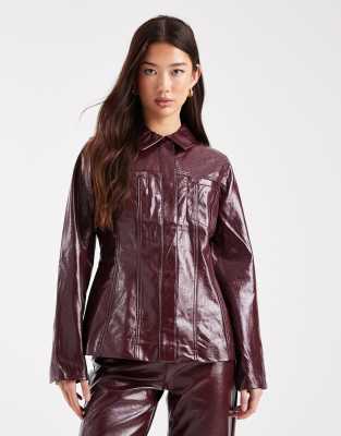 Vero Moda - Taillierte Jacke aus glänzendem Kunstleder in Burgunderrot, Kombiteil