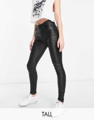 Vero Moda Tall - Beschichtete, enge Jeans in Schwarz