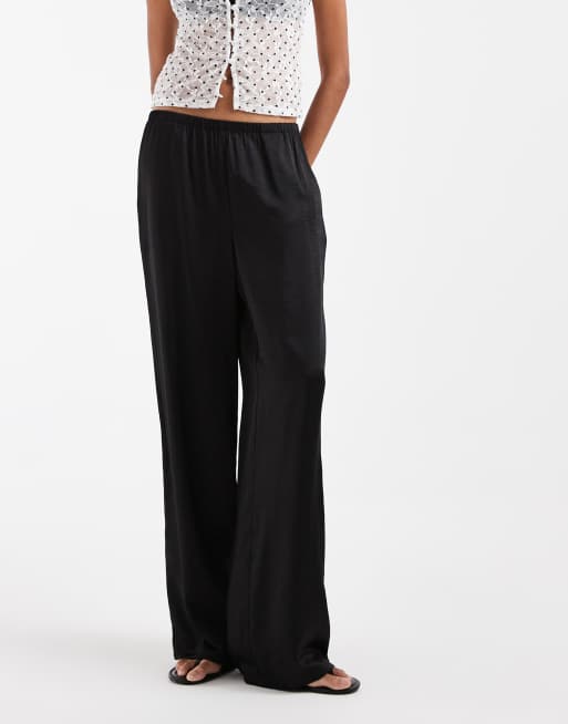 Vero Moda Tall byxor i strukturerad satin med vida ben i svart, 2 av 5