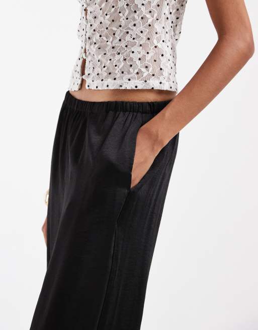Vero Moda Tall byxor i strukturerad satin med vida ben i svart, 4 av 5
