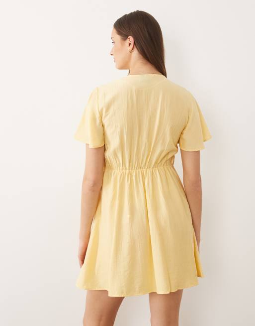 Vero Moda Tall crinkle textured woven tie front mini dress in golden yellow, 4 of 4