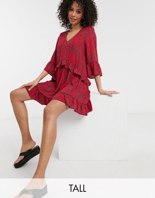 Vero Moda Tall – Czerwona luźna sukienka z falbanką przy rękawie i  abstrakcyjnym wzorem | ASOS