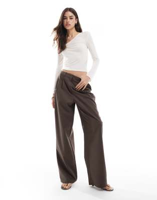dad fit tailored pants in chocolate-Brown