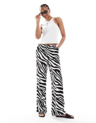 Vero Moda Tall - Easy - Hose mit weitem Bein, Taillenschnürung und Zebramuster-Weiß