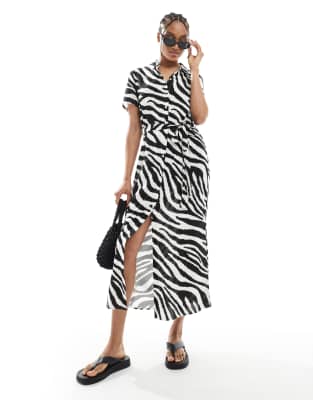 Vero Moda Tall - Easy - Lang geschnittenes Hemdkleid mit Zebramuster und Knopfleiste-Weiß