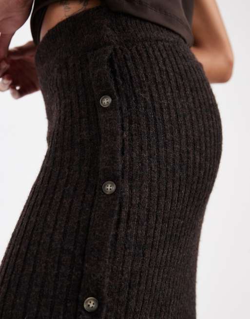 Vero Moda Tall - Geribbelde gebreide midi rok met knopen aan de zijkant in gemêleerd chocoladebruin, 2 van 5
