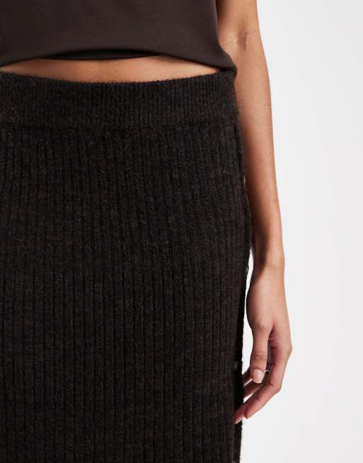 Vero Moda Tall - Geribbelde gebreide midi rok met knopen aan de zijkant in gemêleerd chocoladebruin, 4 van 5