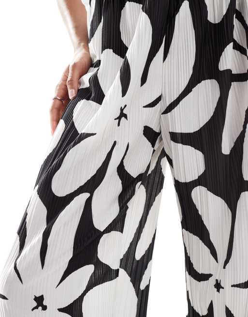 Vero Moda Tall high waist wide leg plisse pants in tropical conversational print, 4 of 5