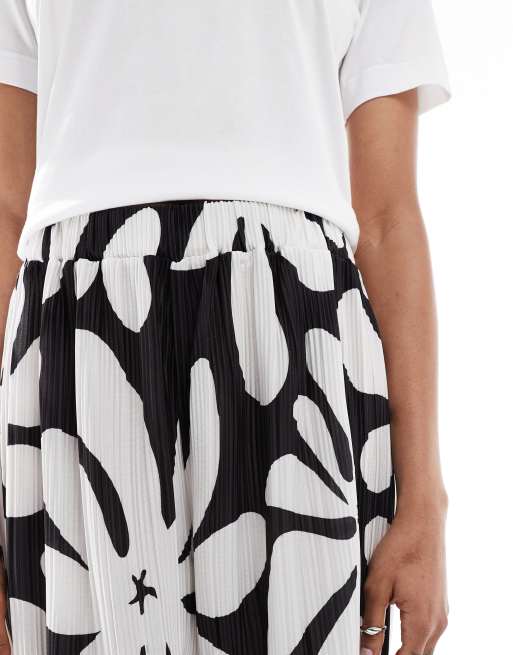 Vero Moda Tall high waist wide leg plisse pants in tropical conversational print, 5 of 5