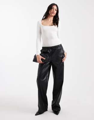 Vero Moda Tall - Hose aus Kunstleder in Schwarz mit Taillenband und weitem Bein