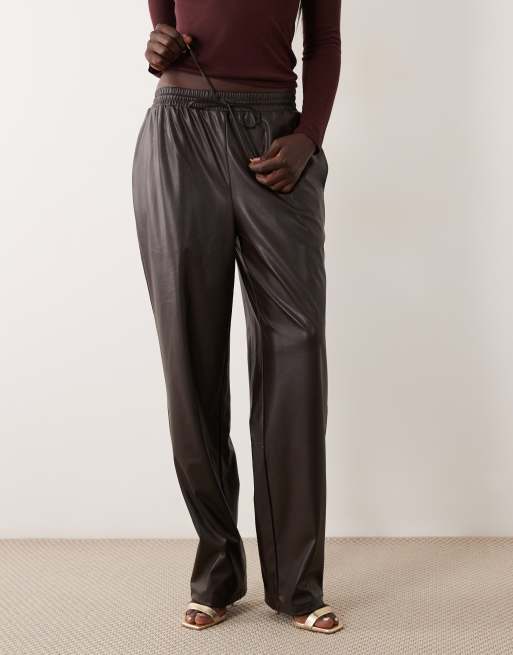 Vero Moda Tall Hose in Lederoptik mit Bindegürtel in Schokobraun, 2 von 5