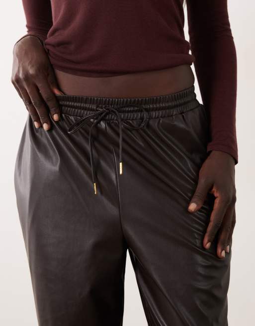 Vero Moda Tall Hose in Lederoptik mit Bindegürtel in Schokobraun, 3 von 5