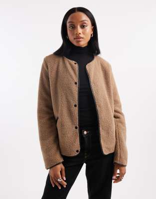 Vero Moda Tall - Leichte Teddyfell-Jacke in Beige mit Kontrast-Design-Neutral