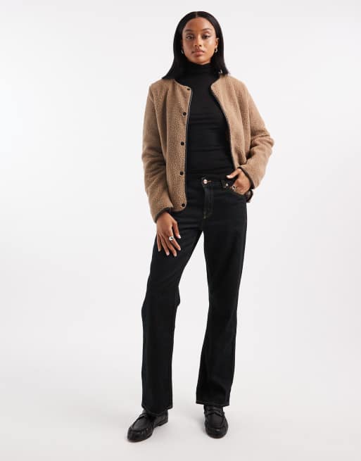 Vero Moda Tall - Let beige jakke med kontrasterende design i teddy-stof, 2 af 4
