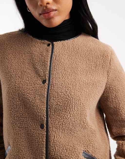 Vero Moda Tall - Let beige jakke med kontrasterende design i teddy-stof, 3 af 4