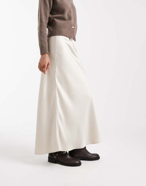 Vero Moda Tall – Ljusbeige, diagonalskuren midikjol i satin, 2 av 5