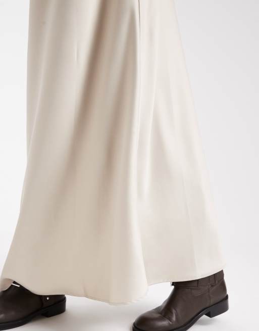 Vero Moda Tall – Ljusbeige, diagonalskuren midikjol i satin, 4 av 5