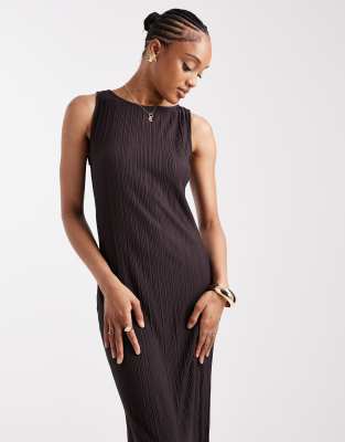 Vero Moda Tall - Maxikleid aus Plissee mit U-Boot-Ausschnitt in Schokobraun