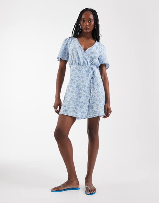 Vero Moda Tall – Minikleid in Blau mit Flatterärmeln, Wickeldesign vorne und Blumenmuster, 2 von 4