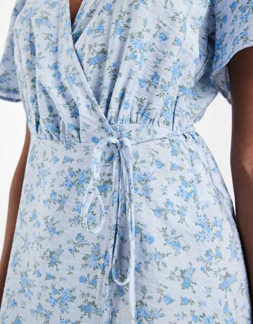 Vero Moda Tall – Minikleid in Blau mit Flatterärmeln, Wickeldesign vorne und Blumenmuster, 3 von 4