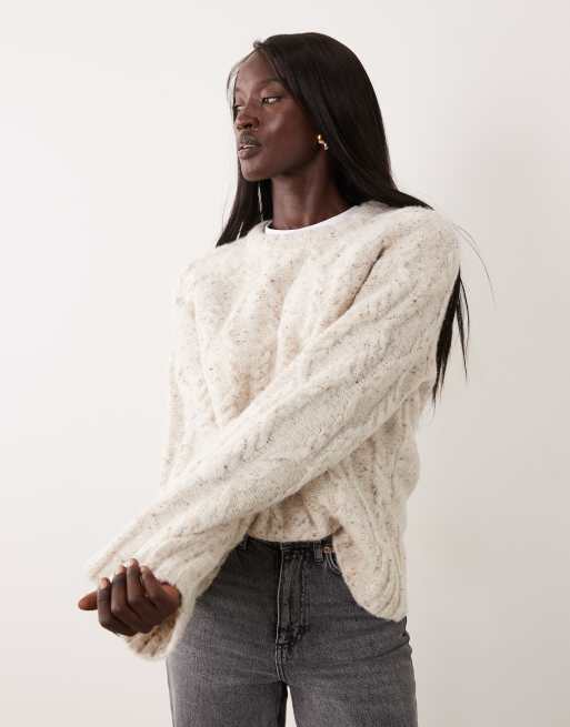 Vero Moda Tall oversized chunky cable knit jumper in cream melange, 3 of 4