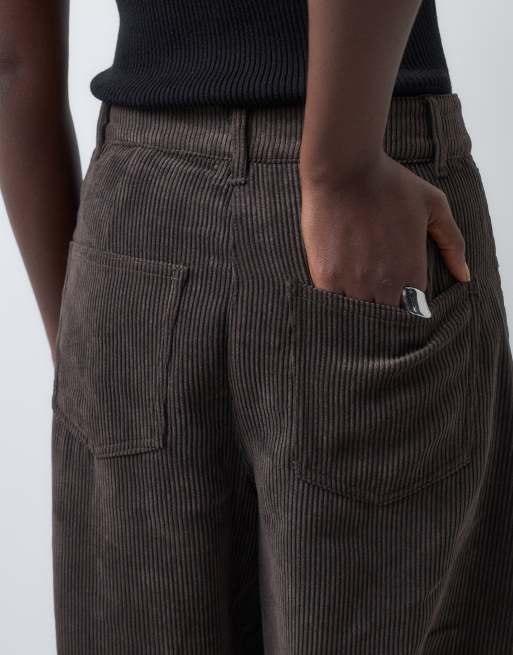 Vero Moda Tall pantalón barrel leg de pana en marrón chocolate, 5 de 5
