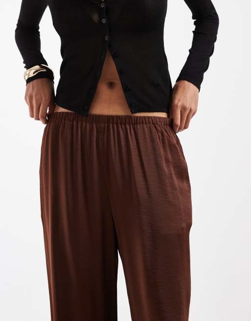 Vero Moda Tall pantalon large en satin texturé marron, 3 de 5