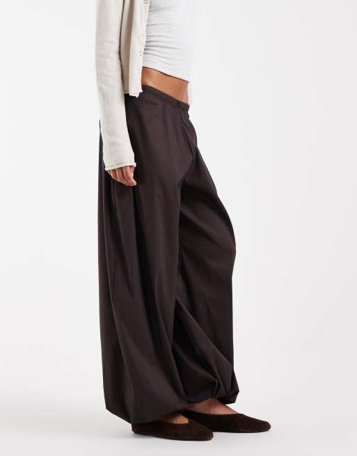 Vero Moda Tall - pantalones anchos globo de popelina en chocolate, 2 de 5