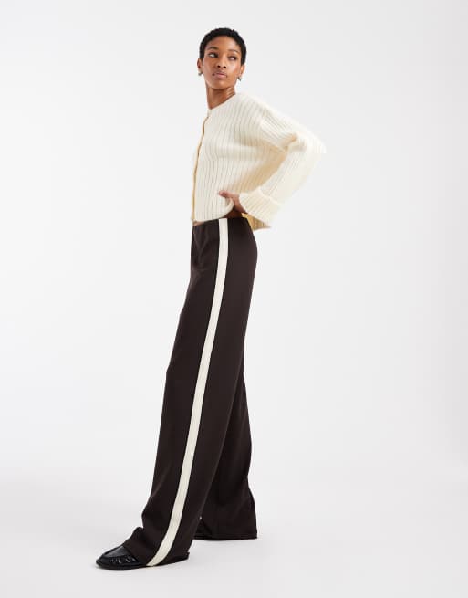 Vero Moda Tall - Pantaloni con fondo ampio color marrone cioccolato con riga laterale