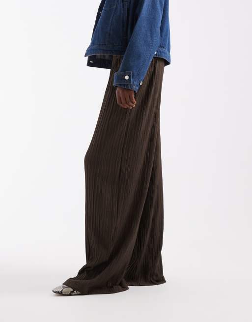 Vero Moda Tall pantaloni plissé a gamba larga marroni, 2 di 5