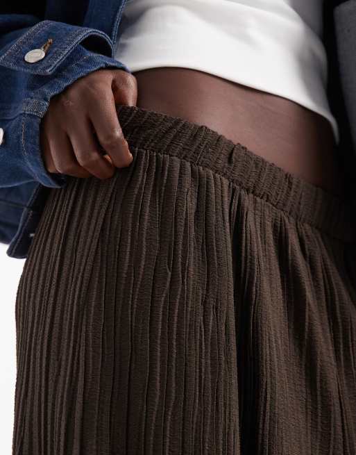 Vero Moda Tall pantaloni plissé a gamba larga marroni, 3 di 5