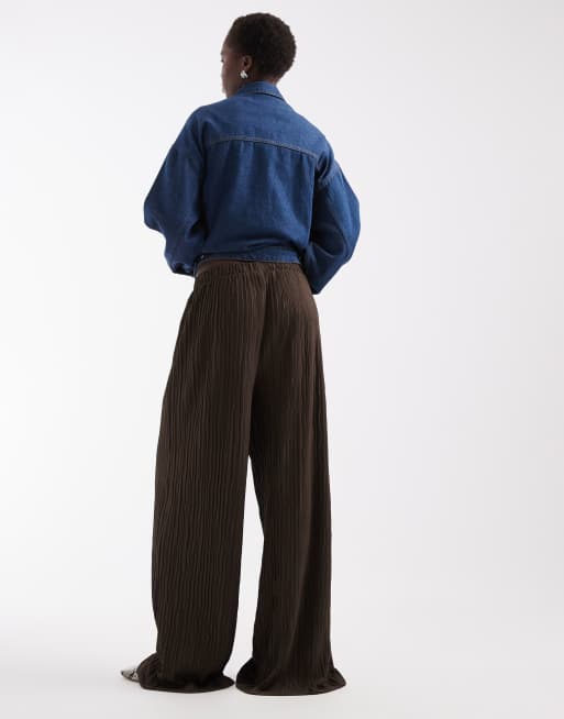 Vero Moda Tall pantaloni plissé a gamba larga marroni, 4 di 5