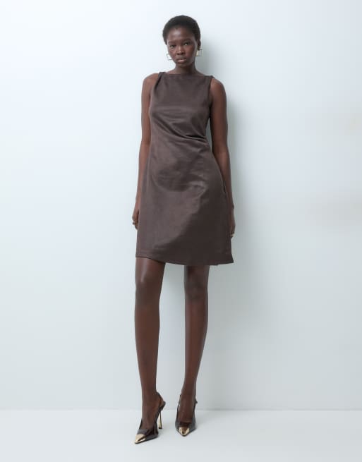 Vero Moda Tall robe courte froncée sans manches couleur marron chocolat, 3 de 5