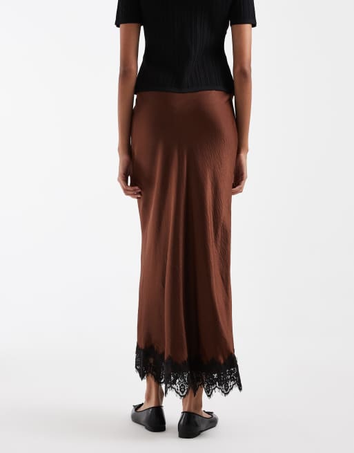 Vero Moda Tall satin midikjol med spetsdetalj i fållen i brun, 5 av 5