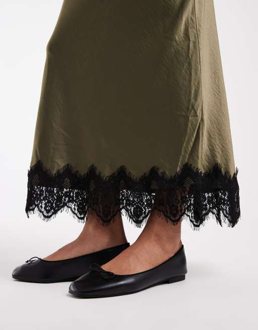 Vero Moda Tall satin midikjol med spetsdetalj i fållen i mörkgrön, 4 av 5
