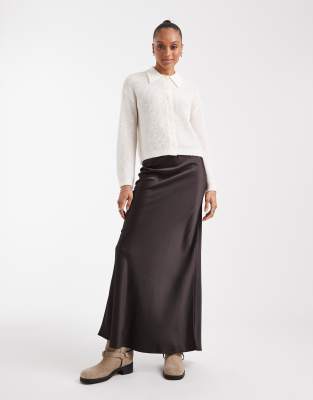 Vero Moda Tall - Satin-Midirock in Schokobraun mit Schrägschnitt-Brown