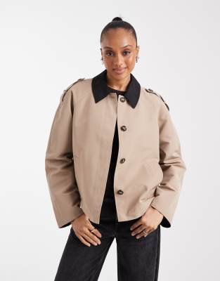 Vero Moda Tall - Schlichter Trenchcoat in Kamelbraun mit kurzem Schnitt und Kontrast-Kragen-Neutral