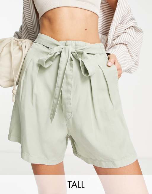 Vero Moda Tall - Short met gestrikte taille in saliegroen