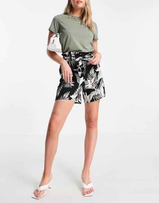 Vero Moda Tall - Short met taille met plooirand met palmenprint in zwart, 4 van 4