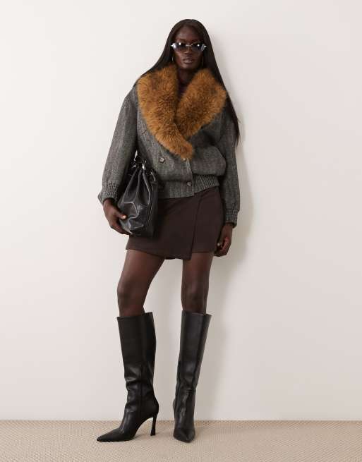 Vero Moda Tall skort med slå om-front i imiteret ruskind i chokoladebrun, 2 af 5