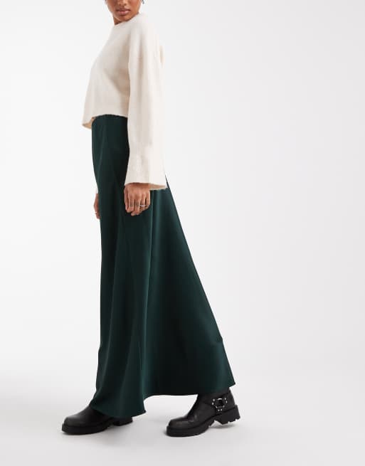 Vero Moda Tall – Smaragdgrön, diagonalskuren midikjol i satin, 2 av 5