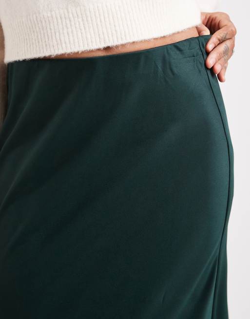 Vero Moda Tall – Smaragdgrön, diagonalskuren midikjol i satin, 3 av 5