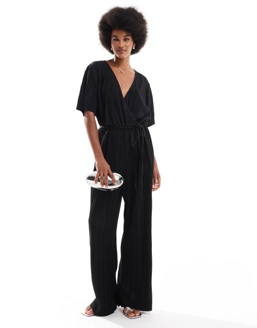 Vero Moda Tall - Sort jumpsuit med plisseringer og slå-om-design foran
