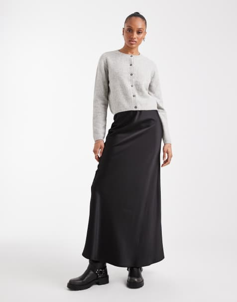 Vero Moda Tall - Sort midinederdel med tværsnit i satin - view 1