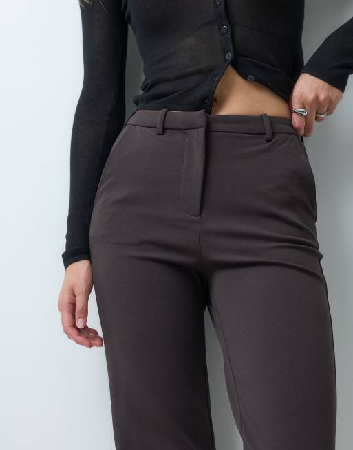 Vero Moda Tall straight leg jersey pants with belt loops in chocolate brown, 4 of 5