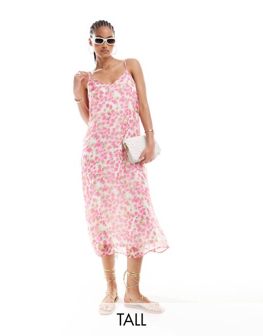 Vero Moda Tall – Sukienka midi na ramiączkach w różowy kwiatowy wzór