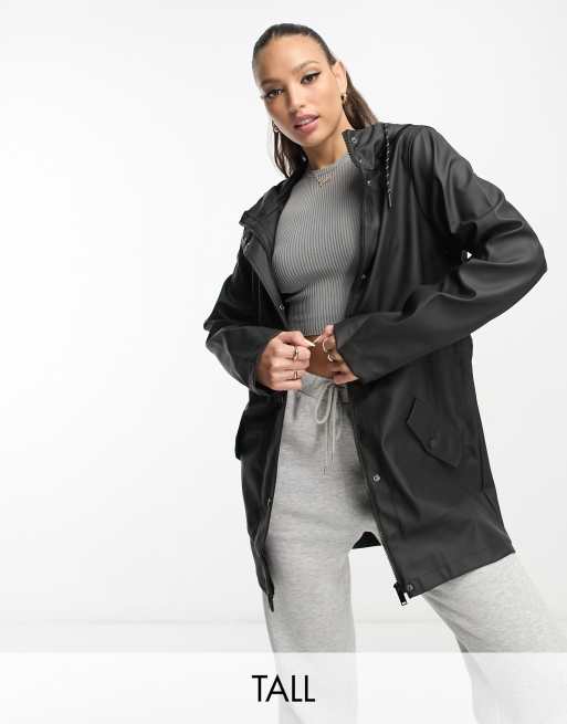 Vero Moda Tall – Svart gummerad regnjacka med huva