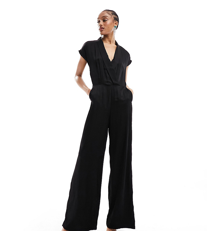 vero moda tall - svart jumpsuit med hög krage och korta ärmar-svart/a