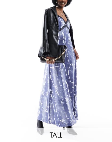 Vero Moda Tall - Vestito sottoveste lungo in raso blu con stampa effetto stropicciato e finiture in pizzo - view 1