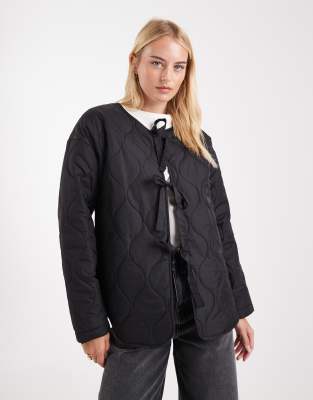 Vero Moda Tall - Vorne gebundene Steppjacke in Schwarz